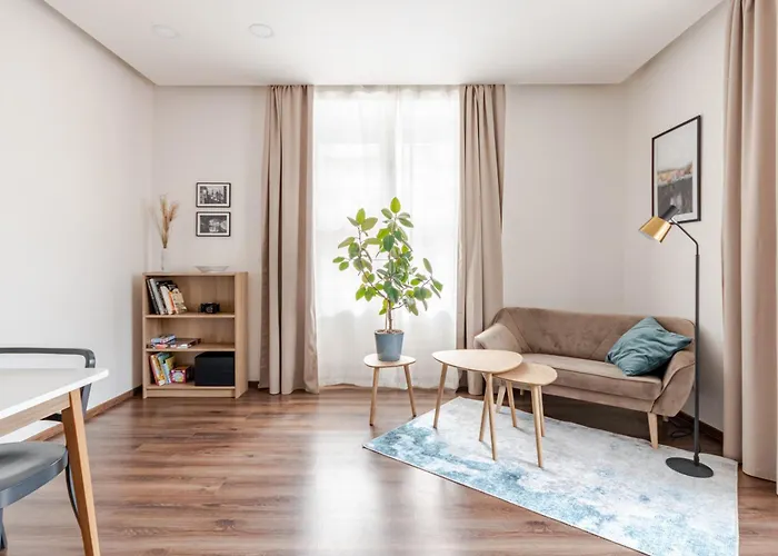 Charm Apartment Deco Near Old Town, All-Friendly