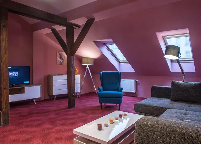 Spacious And Quiet Attic Flat In Centre