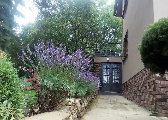 APARTMÁN V ZAHRADĚ PRAHA TROJA - APARTMENT IN THE GARDEN PRAGUE Troja