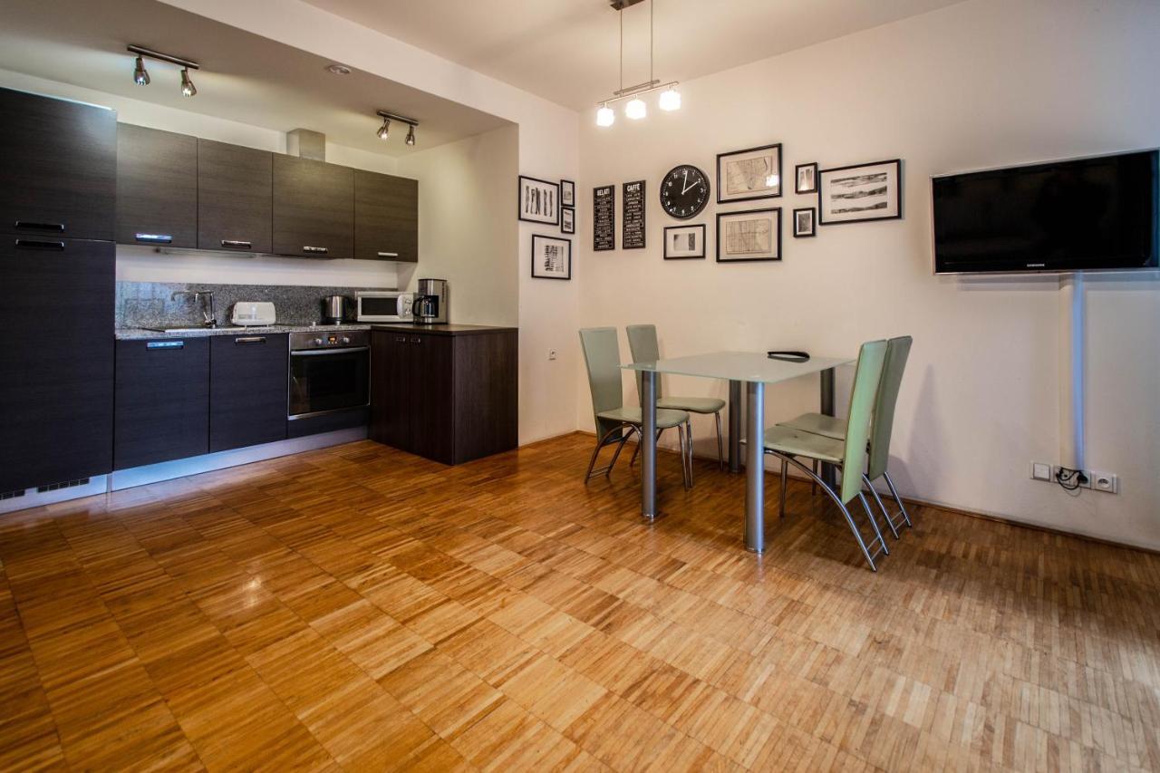 Modern With Balcony And Garage Apartment *