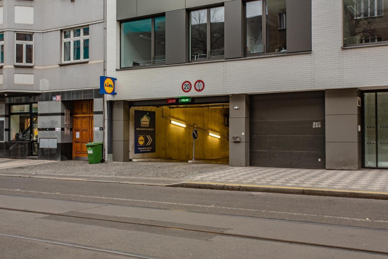 Lägenhet Spacious Terrace With Free Private Parking Prag
