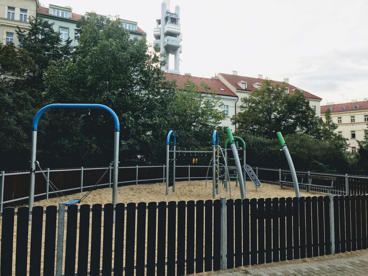 Modern Futuristic / Zizkov Tv Tower + Metro Station Lägenhet *