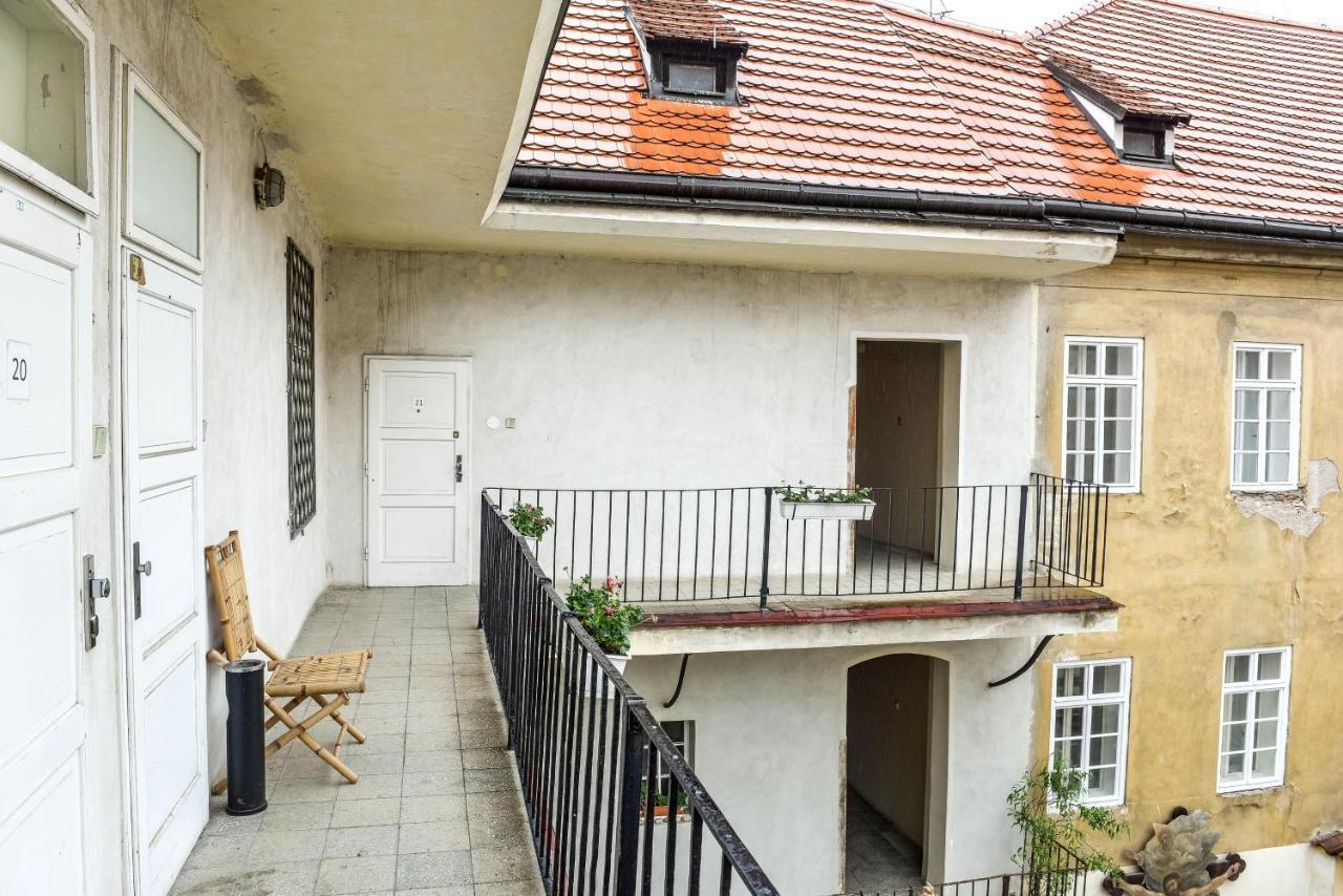 Locals Monastery Apartment Prag