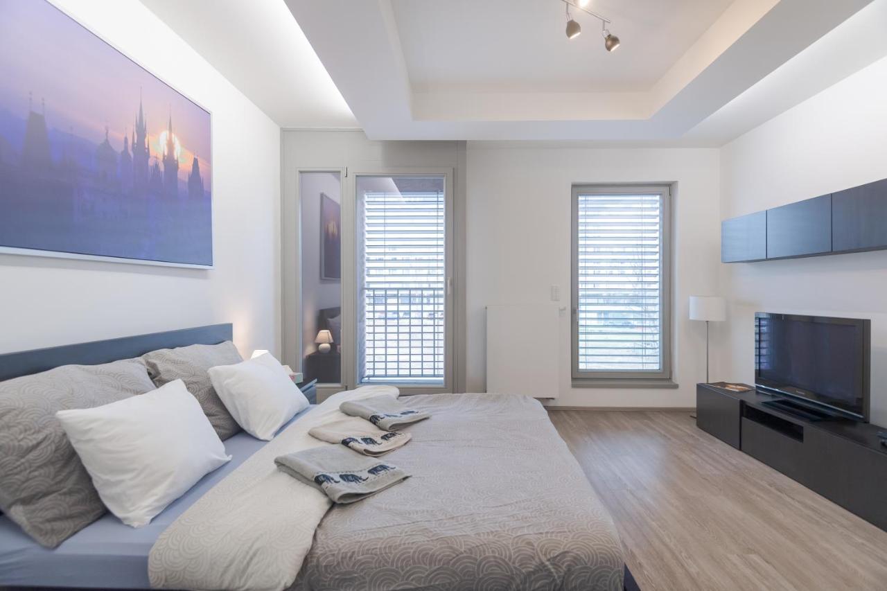 Bright Studio, 10min Centre, Free Parking Apartment Prag