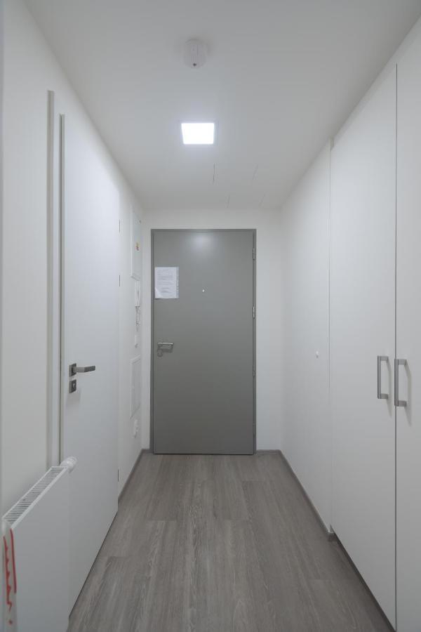 Bright Studio, 10min Centre, Free Parking Apartment Prag