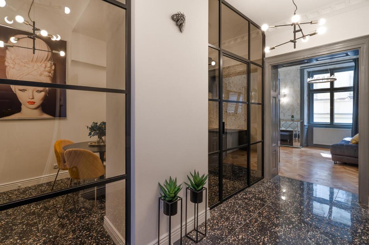 Emperor Castle View Apartment *