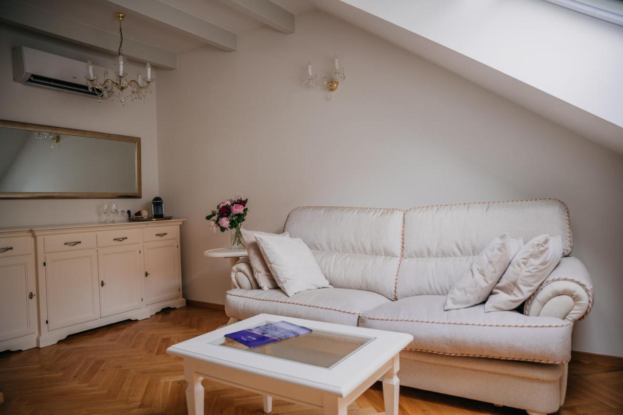 High Heaven Valentinska Apartment