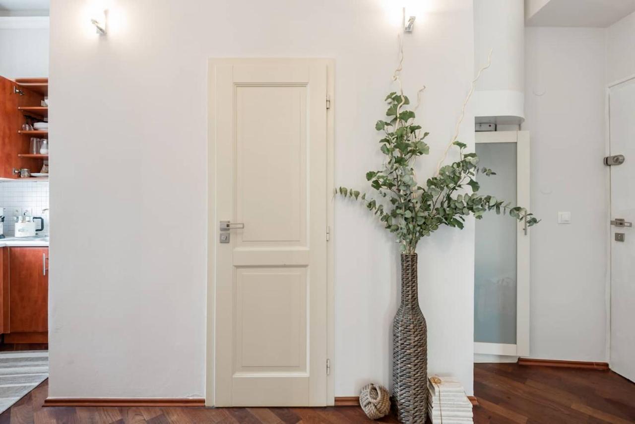 Old Town Square Apartment *