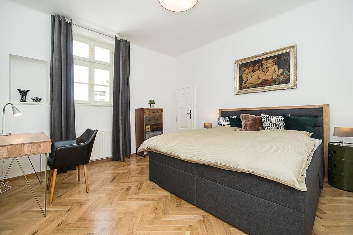 Newly Renovated 1-bed At Charles Bridge Apartment *