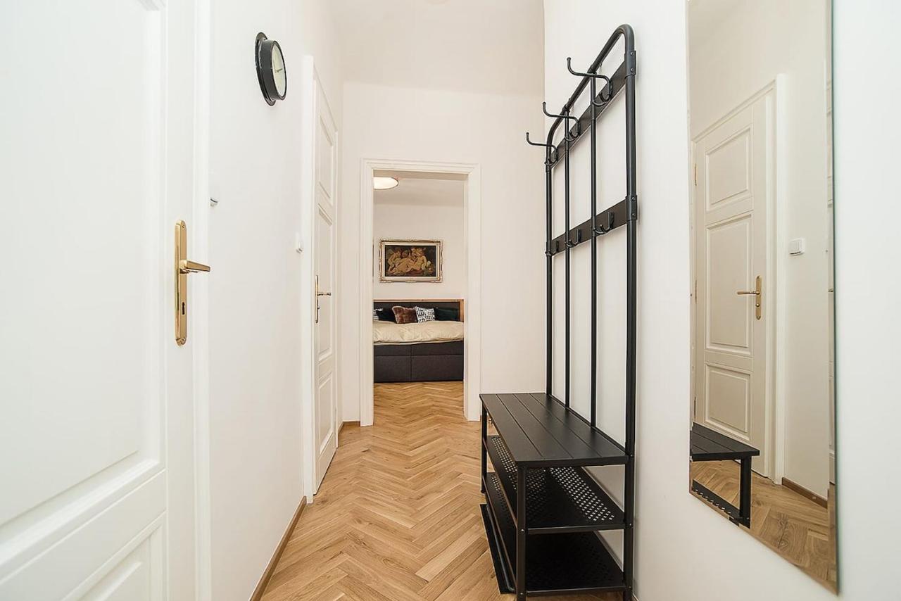 Apartment Newly Renovated 1-bed At Charles Bridge Prague