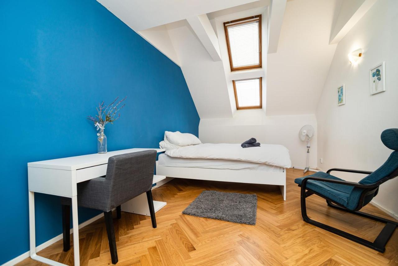 Apartment Central, Spacious, Modern 5 Bedrm Duplex W/balcony