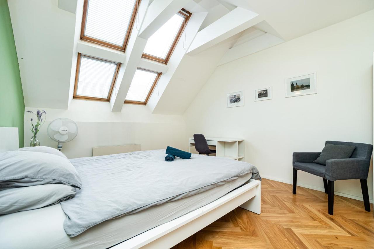 Central, Spacious, Modern 5 Bedrm Duplex W/balcony