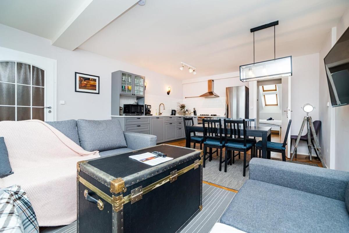 Central, Spacious, Modern 5 Bedrm Duplex W/balcony Apartment *