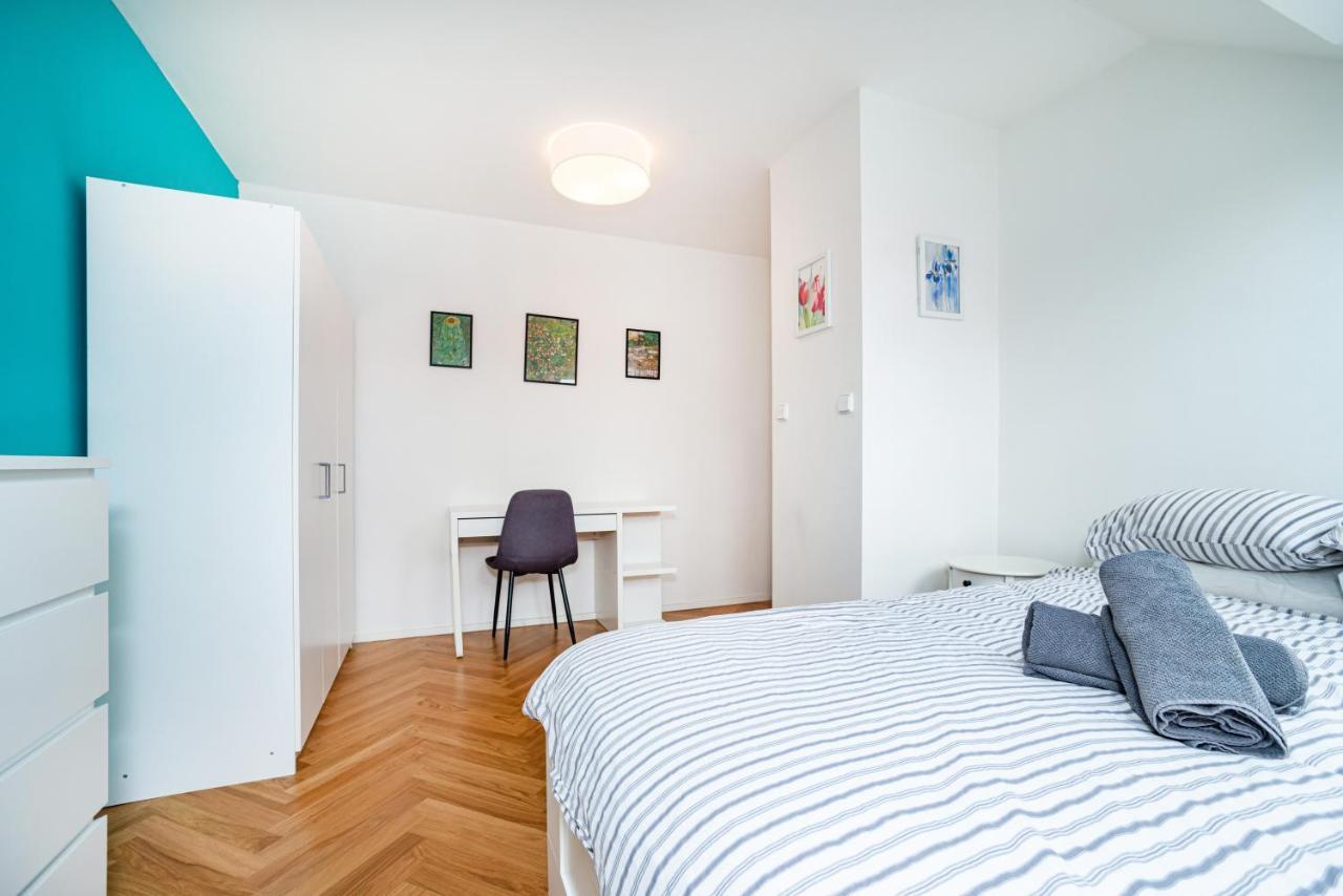 Central, Spacious, Modern 5 Bedrm Duplex W/balcony Apartment