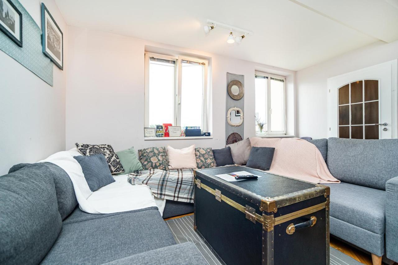 Central, Spacious, Modern 5 Bedrm Duplex W/balcony Apartment *