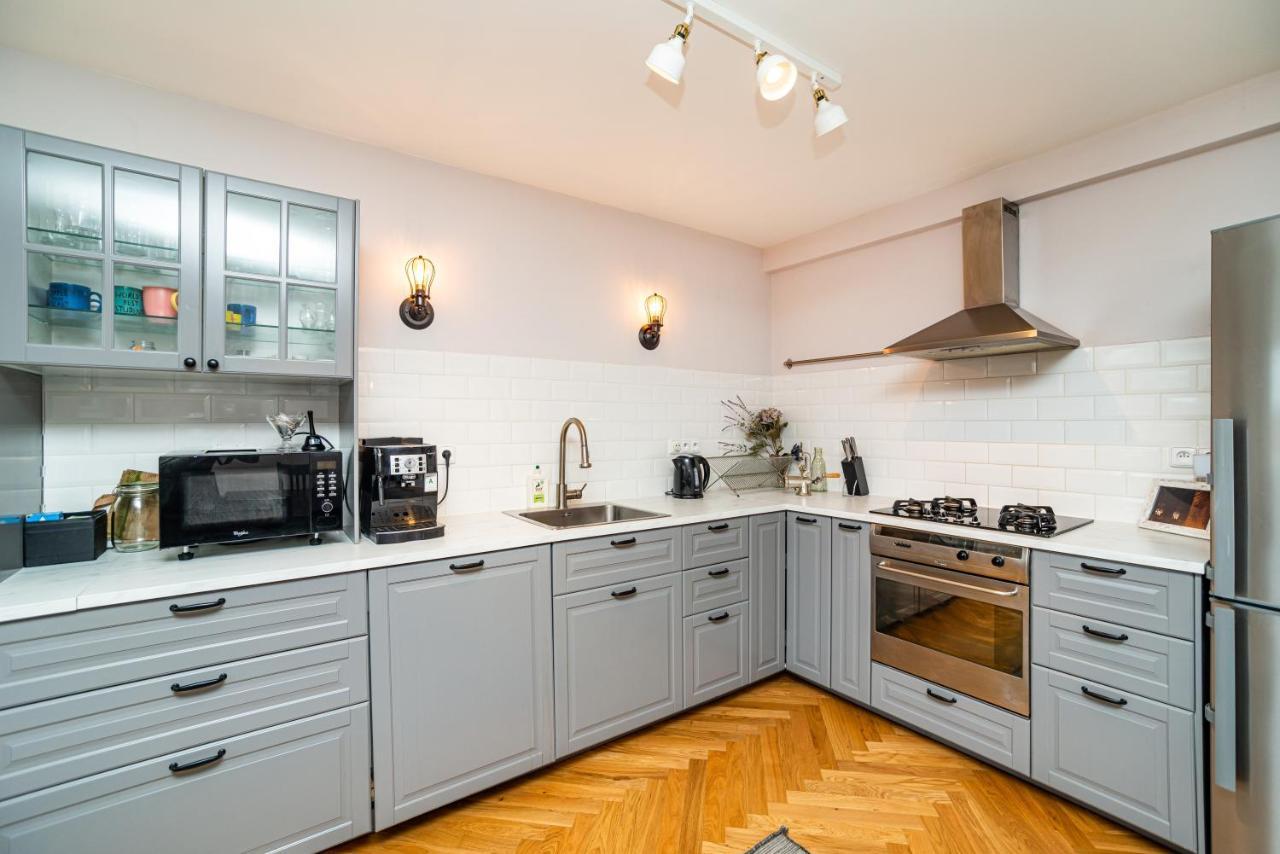 Apartment Central, Spacious, Modern 5 Bedrm Duplex W/balcony Prague