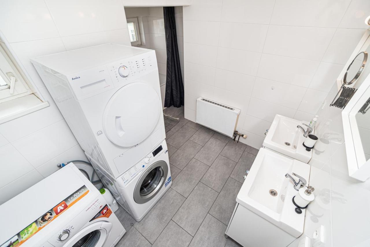 Apartment Central, Spacious, Modern 5 Bedrm Duplex W/balcony