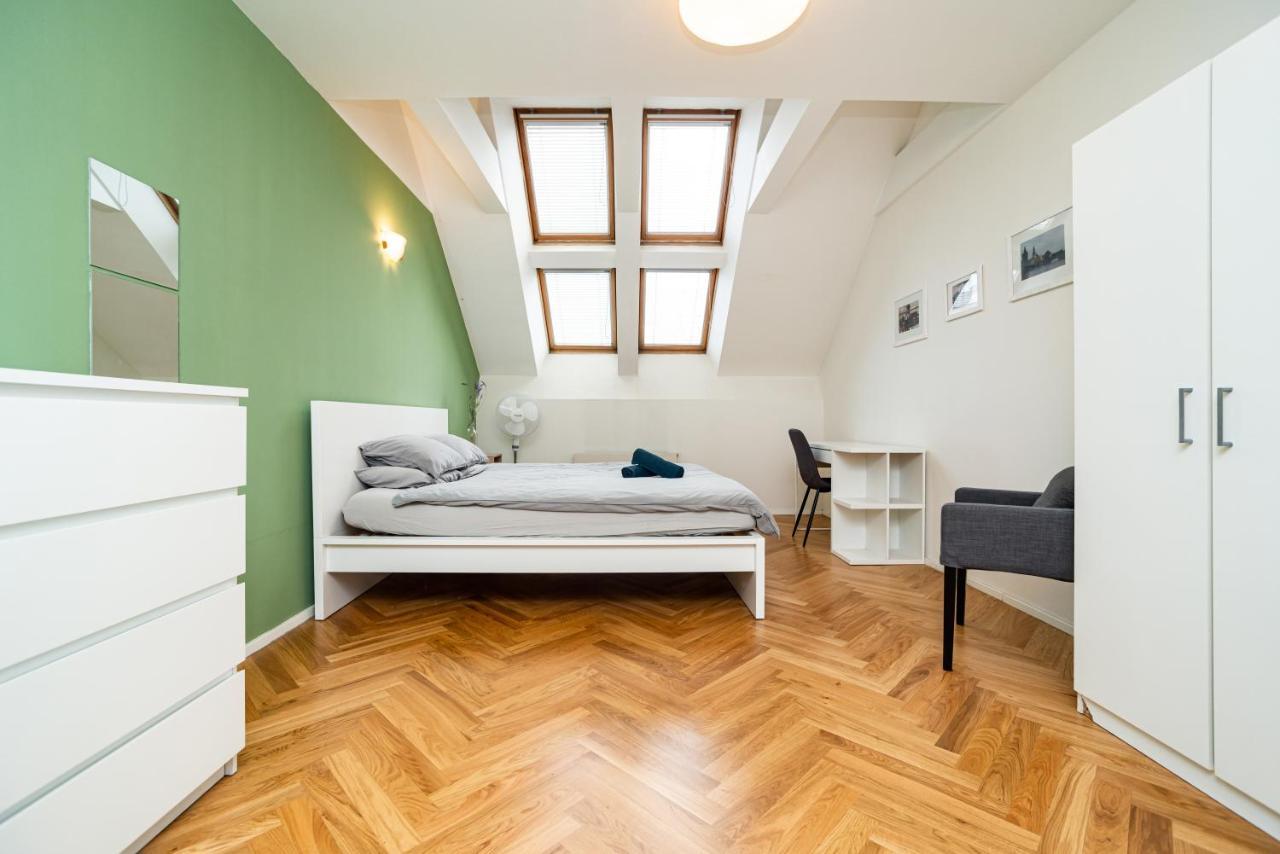 Central, Spacious, Modern 5 Bedrm Duplex W/balcony Apartment