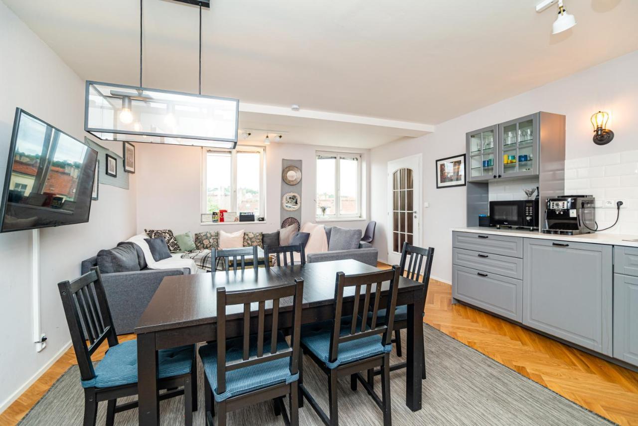 Apartment Central, Spacious, Modern 5 Bedrm Duplex W/balcony *