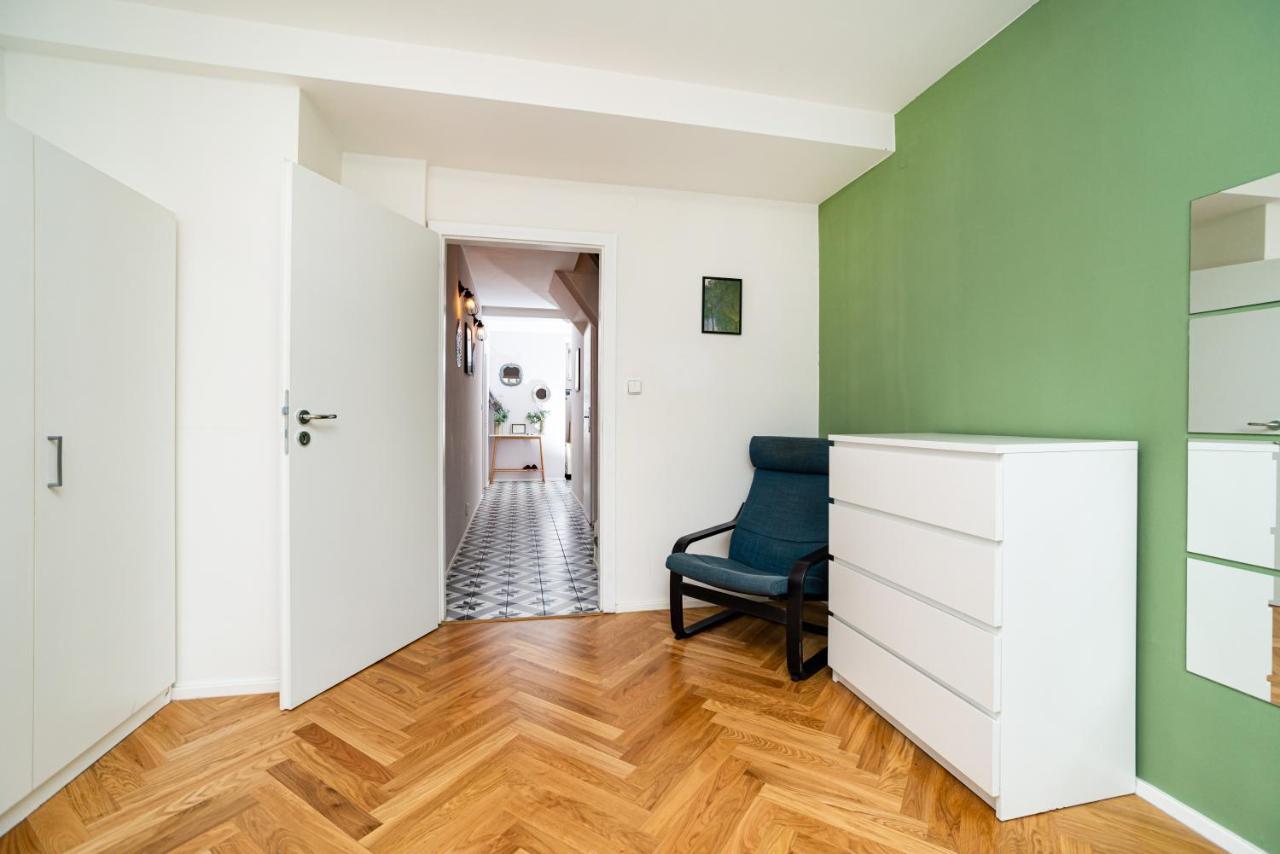 Central, Spacious, Modern 5 Bedrm Duplex W/balcony *