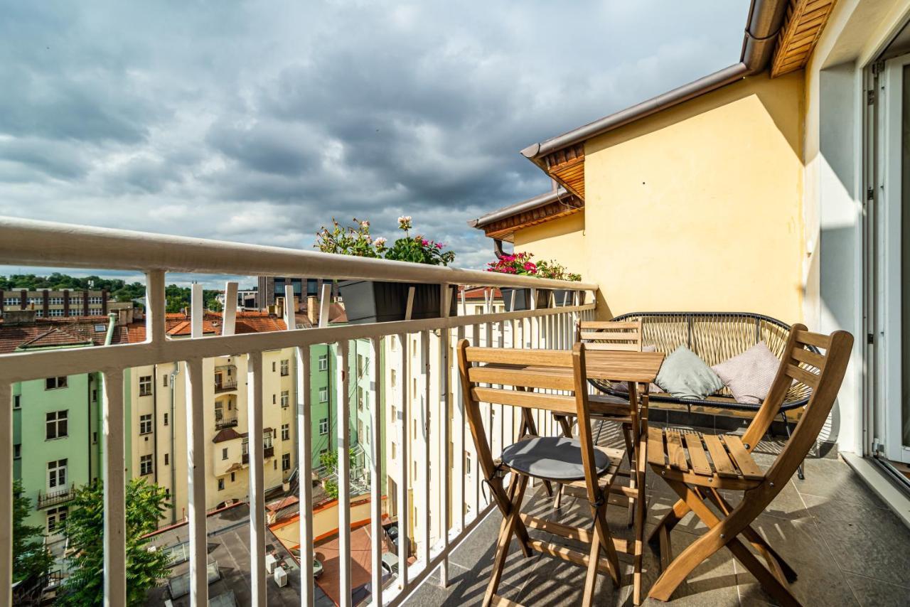 Central, Spacious, Modern 5 Bedrm Duplex W/balcony Apartment