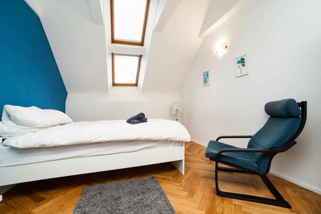 Central, Spacious, Modern 5 Bedrm Duplex W/balcony *