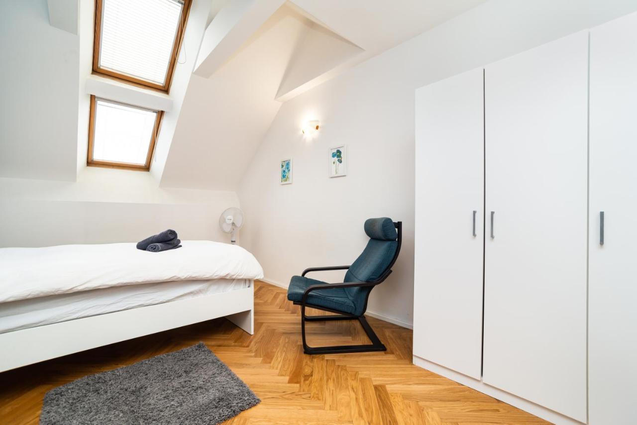 Central, Spacious, Modern 5 Bedrm Duplex W/balcony Apartment *