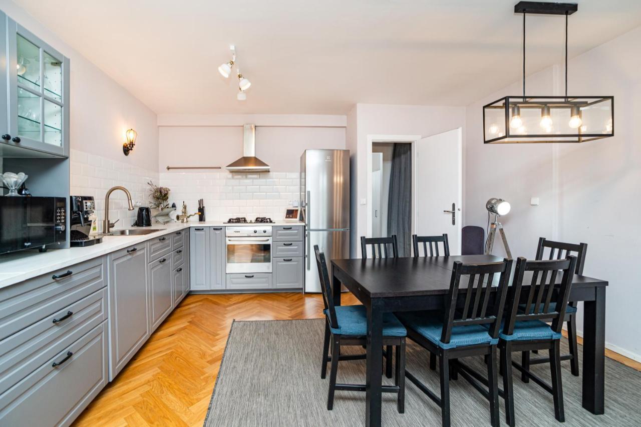 Apartment Central, Spacious, Modern 5 Bedrm Duplex W/balcony