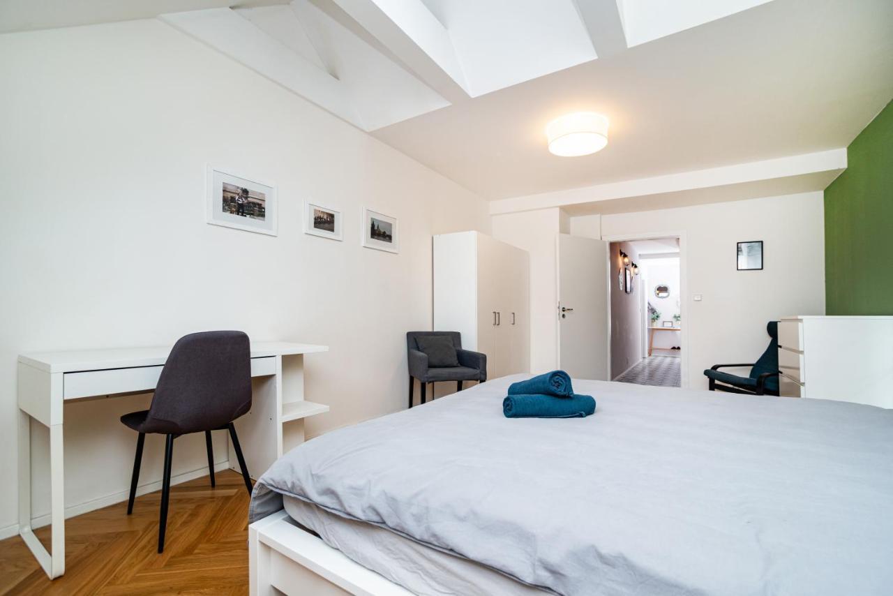 Central, Spacious, Modern 5 Bedrm Duplex W/balcony *