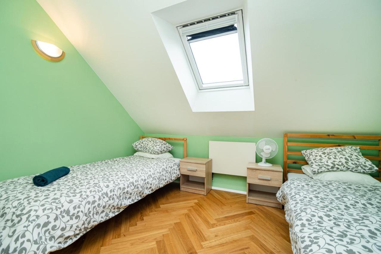 Central, Spacious, Modern 5 Bedrm Duplex W/balcony Apartment *