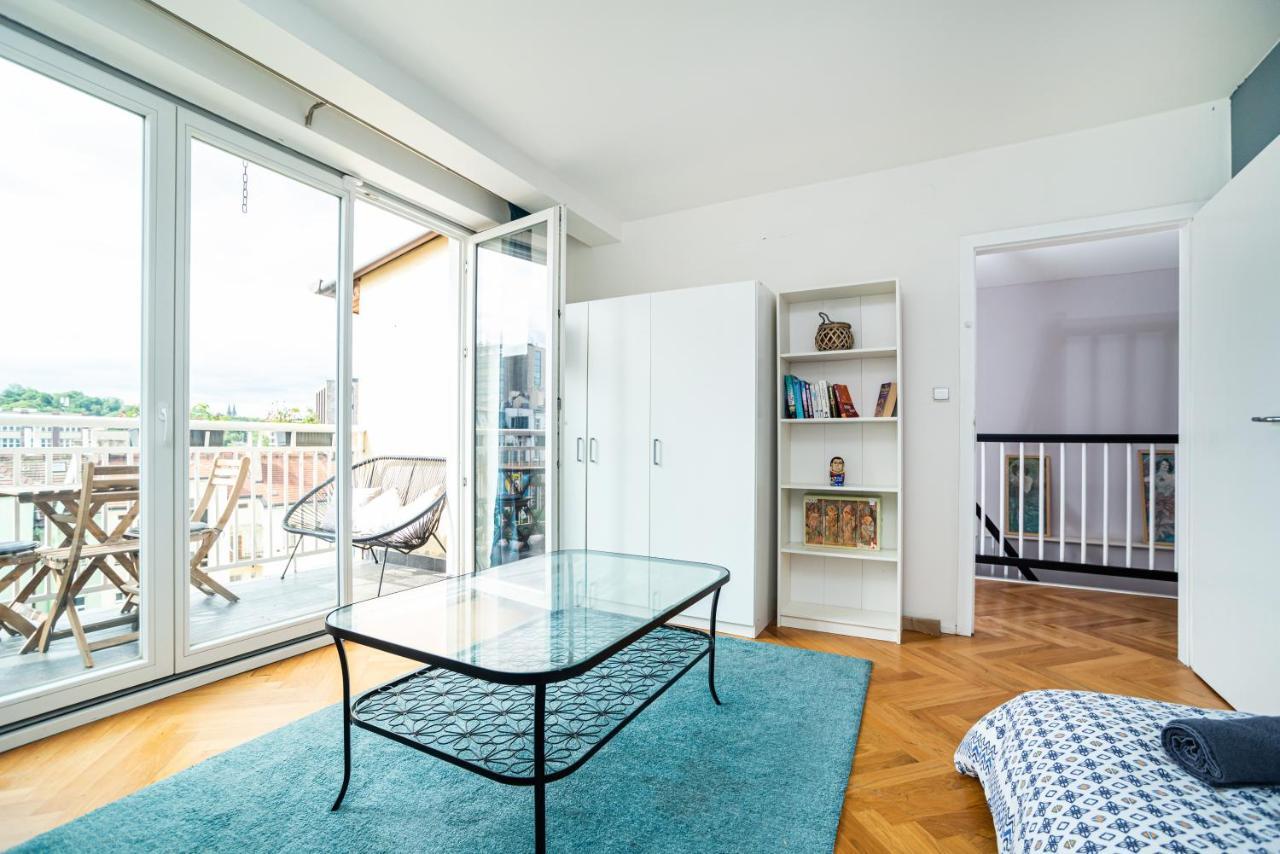 Central, Spacious, Modern 5 Bedrm Duplex W/balcony Apartment