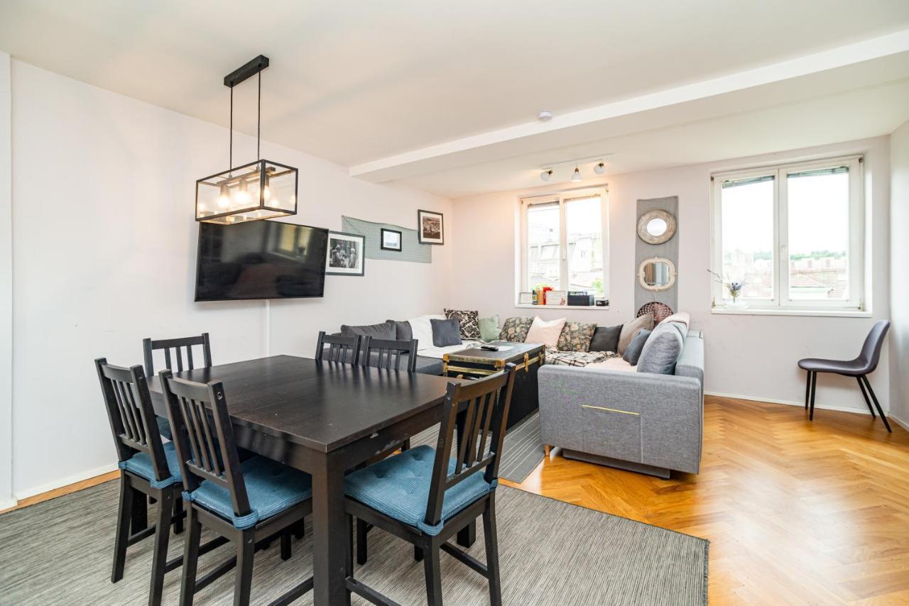 Central, Spacious, Modern 5 Bedrm Duplex W/balcony Apartment
