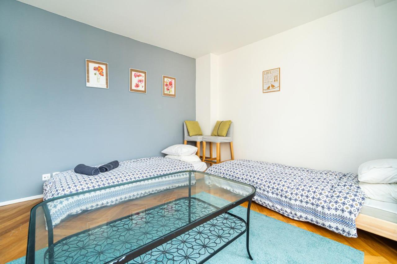 Central, Spacious, Modern 5 Bedrm Duplex W/balcony Apartment *