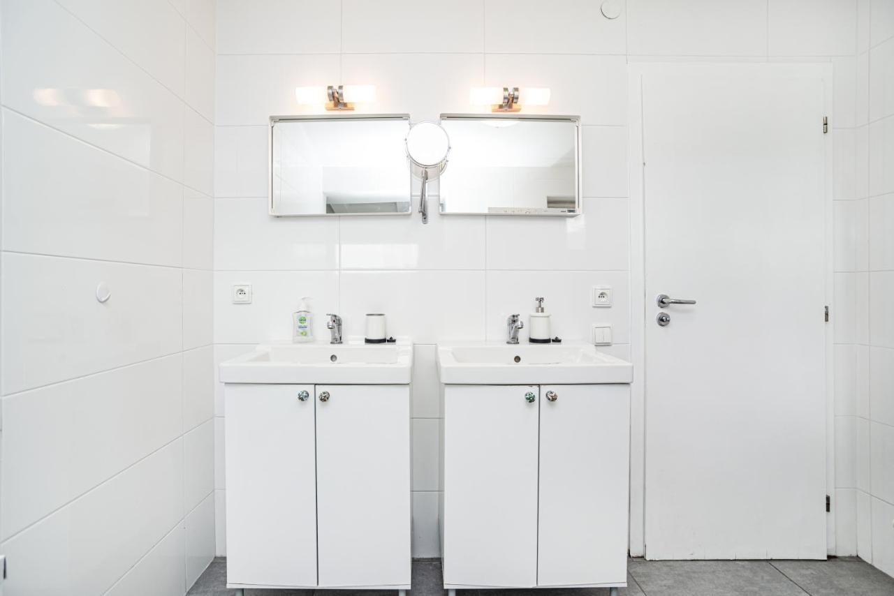 Apartment Central, Spacious, Modern 5 Bedrm Duplex W/balcony