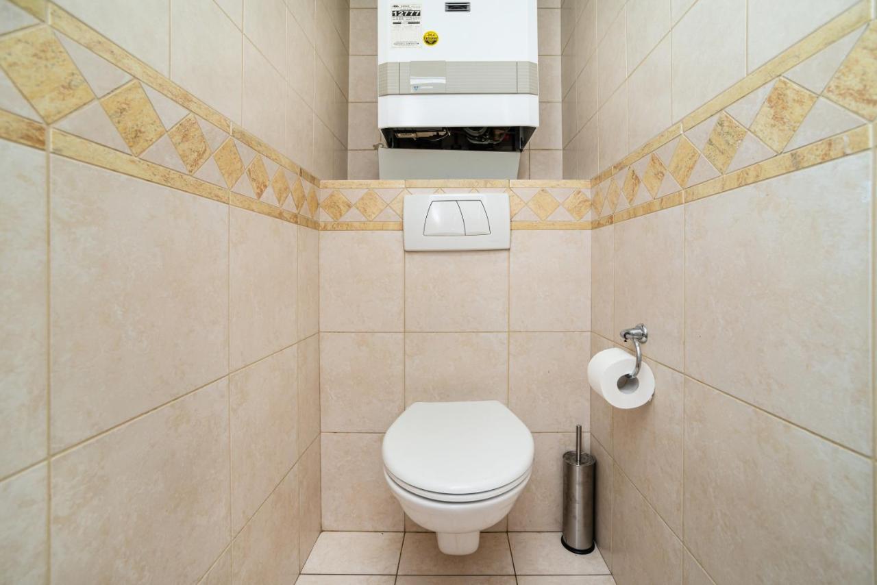Central, Spacious, Modern 5 Bedrm Duplex W/balcony Apartment