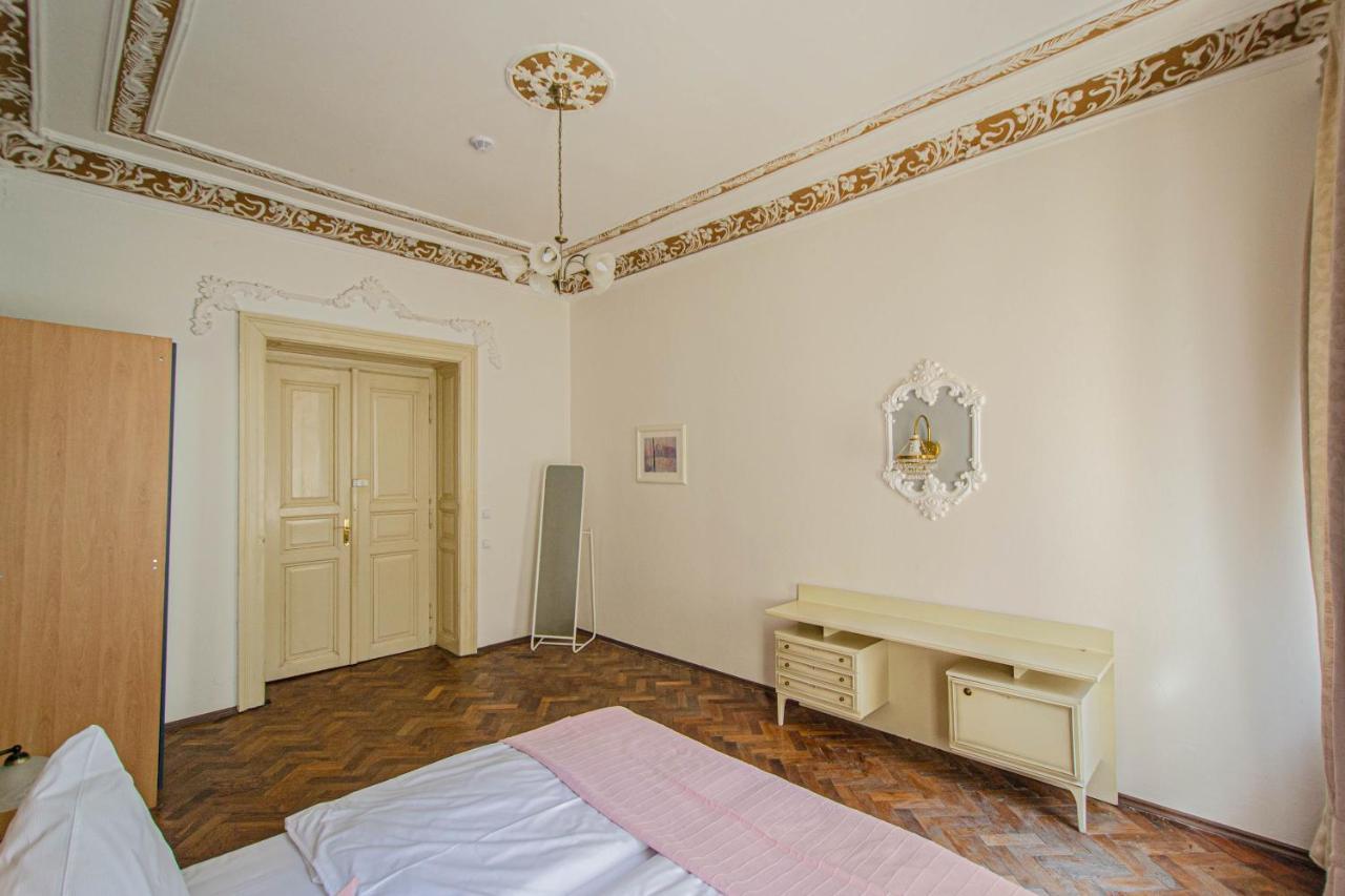 Apartment For Celebrations Spacious 3bdr With Balcony Prague
