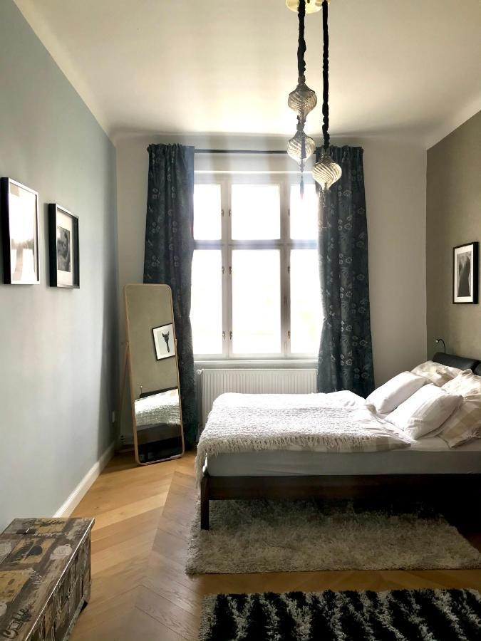 Outstanding In Center Prag