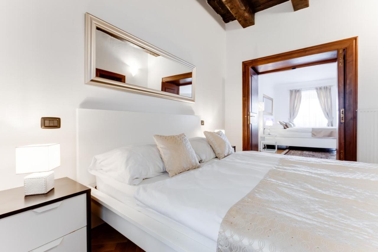 Charles Bridge Royal - Castle District Apartment