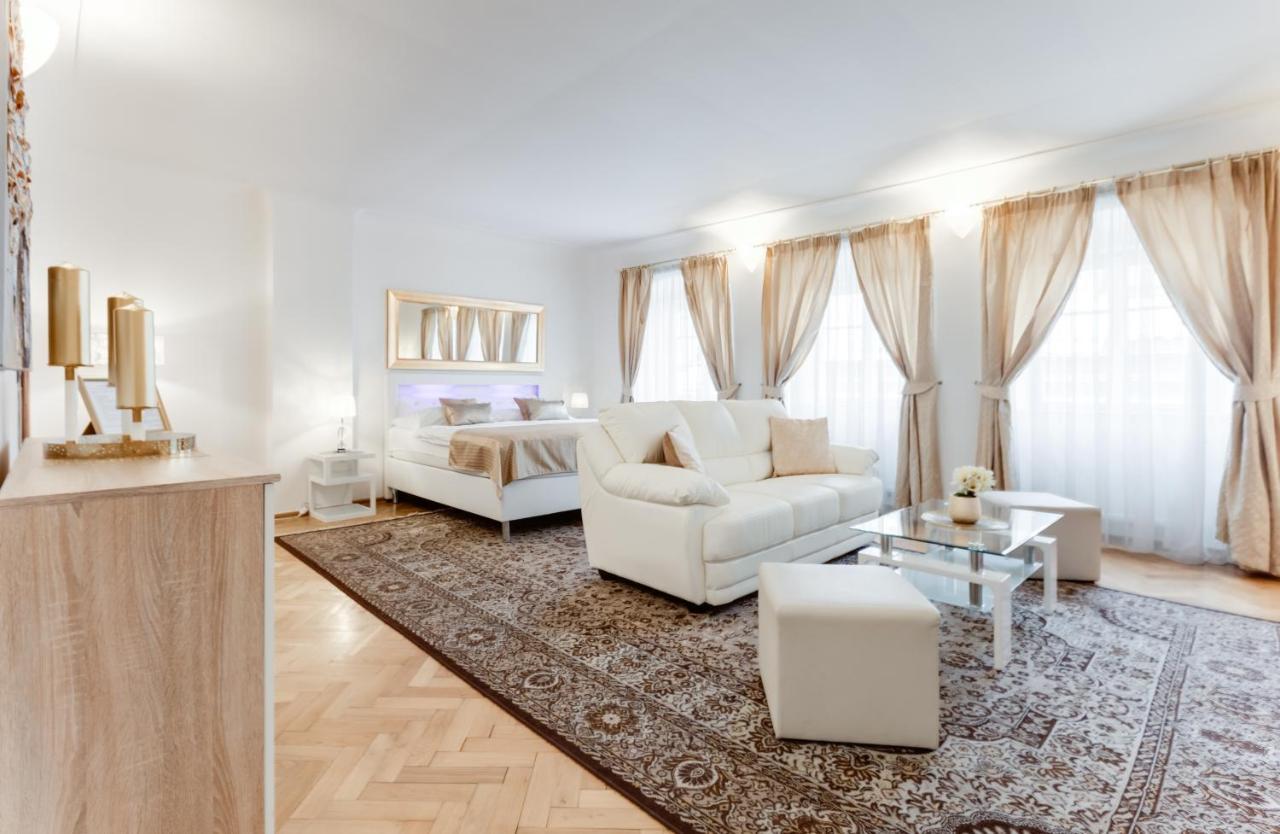 Charles Bridge Royal - Castle District Apartment Prag