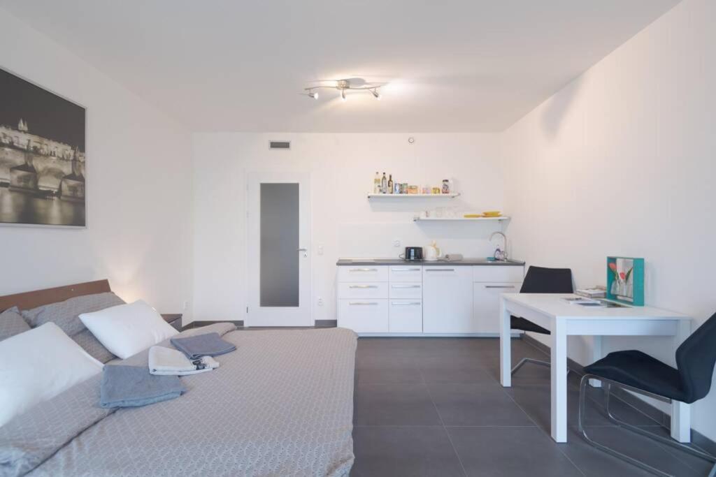 Bright Studio, 10min To The Centre, Free Parking