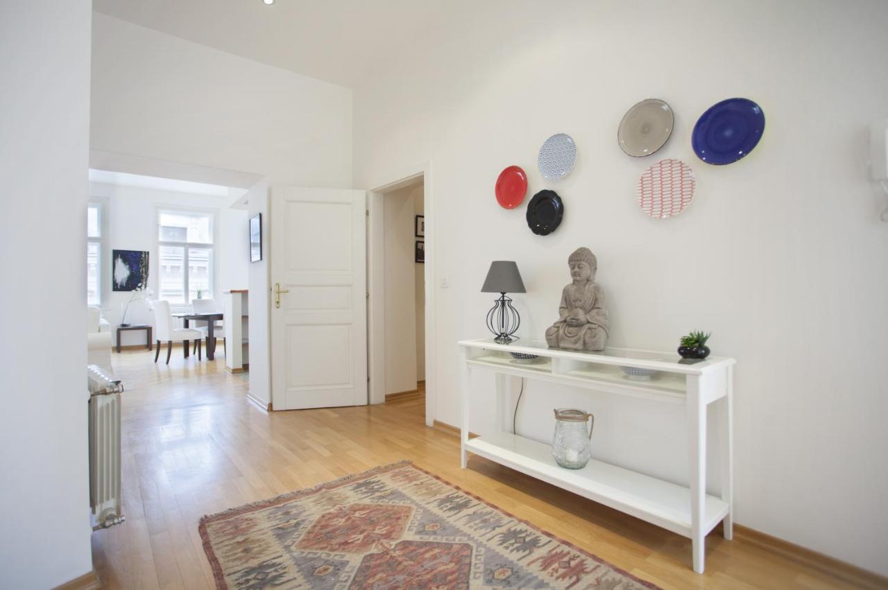 Charles Bridge Apartment Prag