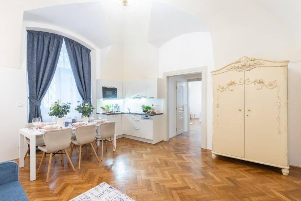 Rose / Romantic & Cozy / City Center Apartment *