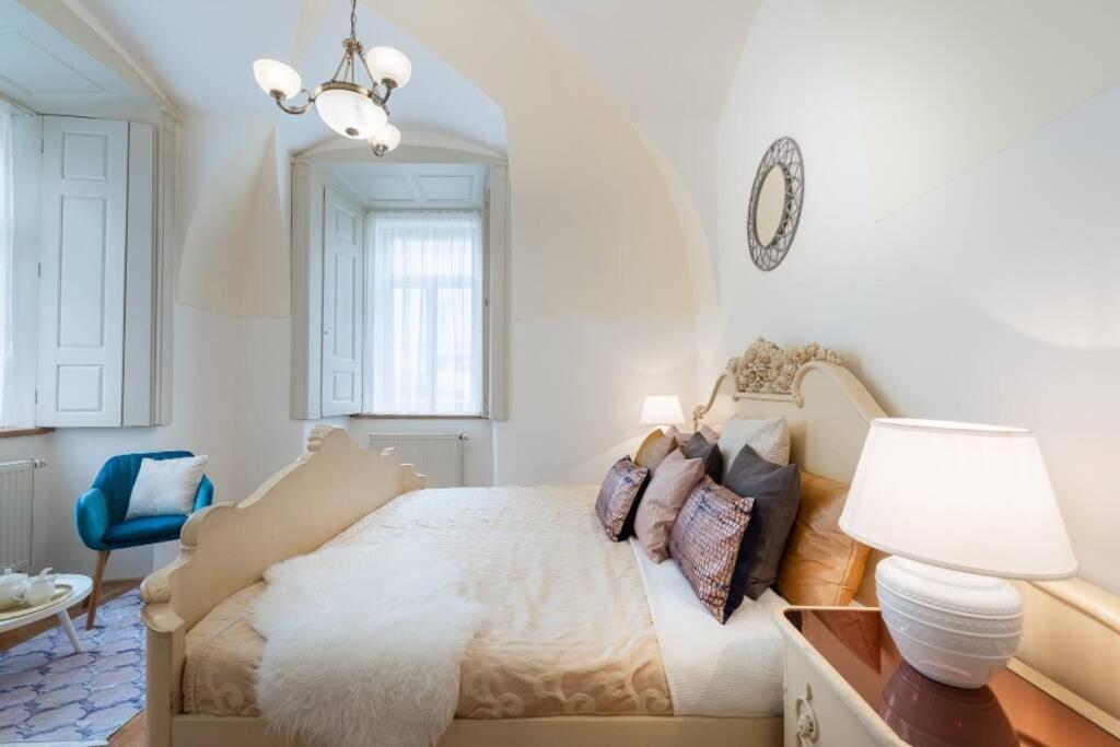 Rose / Romantic & Cozy / City Center Apartment