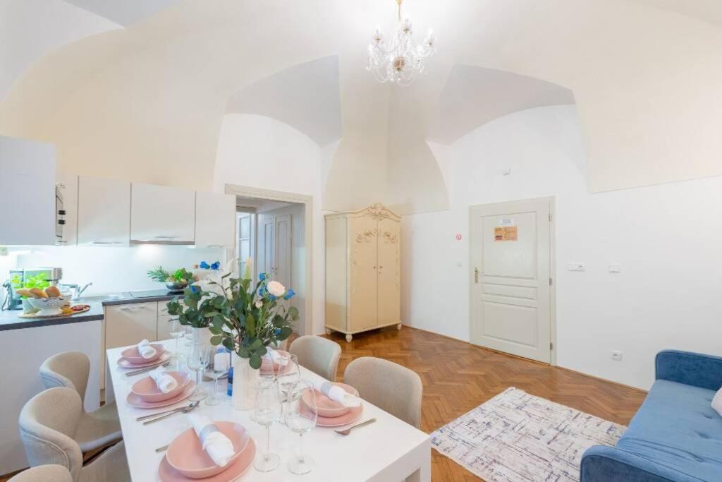 Apartment Rose / Romantic & Cozy / City Center Prague