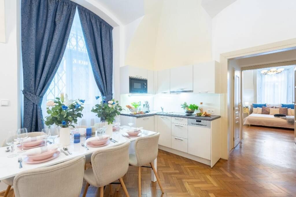 Rose / Romantic & Cozy / City Center Apartment