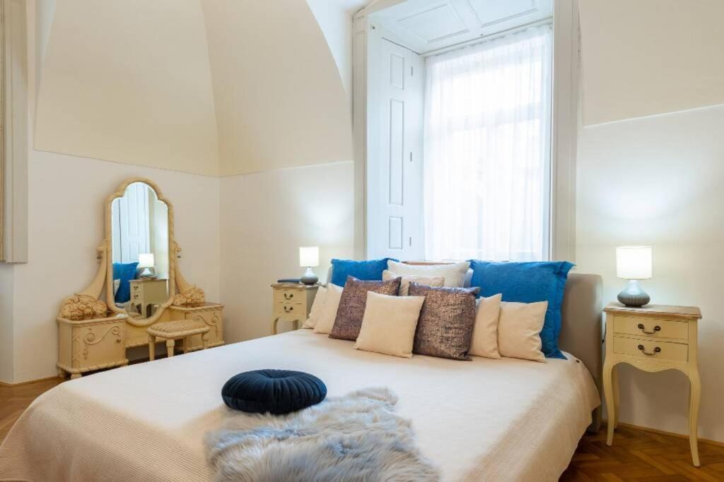 Rose / Romantic & Cozy / City Center Apartment
