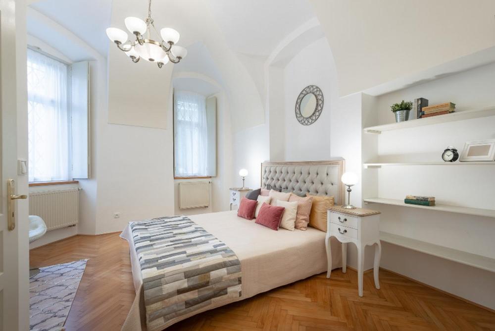 Rose / Romantic & Cozy / City Center Apartment