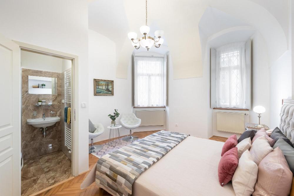 Rose / Romantic & Cozy / City Center Prague