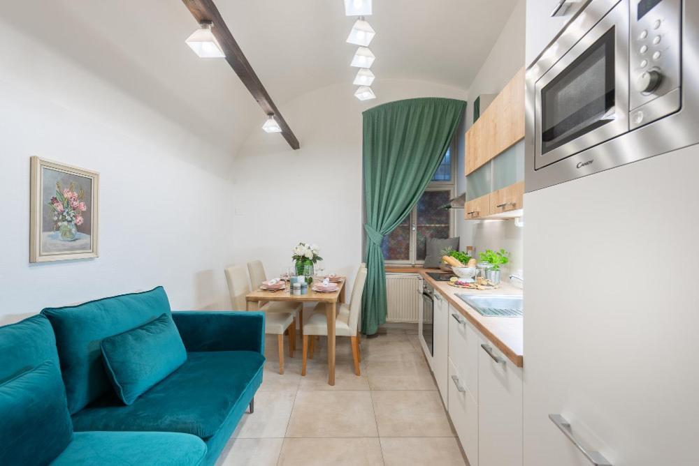 Rose / Romantic & Cozy / City Center Apartment *