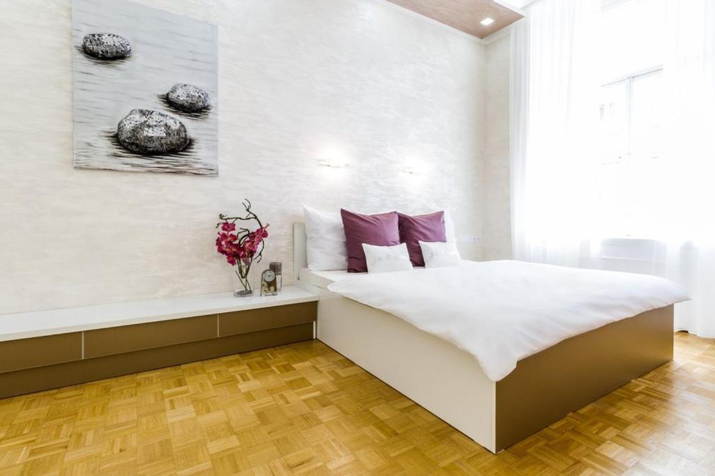 Stylish 5 Minutes Walk From City Center Apartment Prag